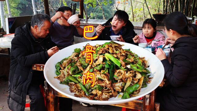 小罗想学1道下饭的年夜菜,德哥做1盘巴骨肉,又香又脆又下饭