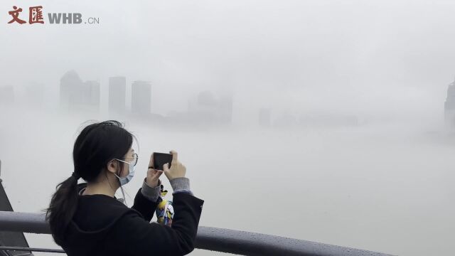 上海外滩现云雾美景,黄浦江畔宛若仙境