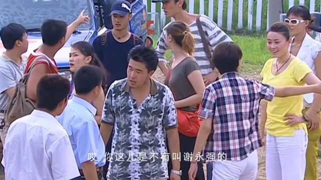 乡村爱情1的时候,白清明和杨晓燕(关婷娜)还只是客串演员,扮演同学角色