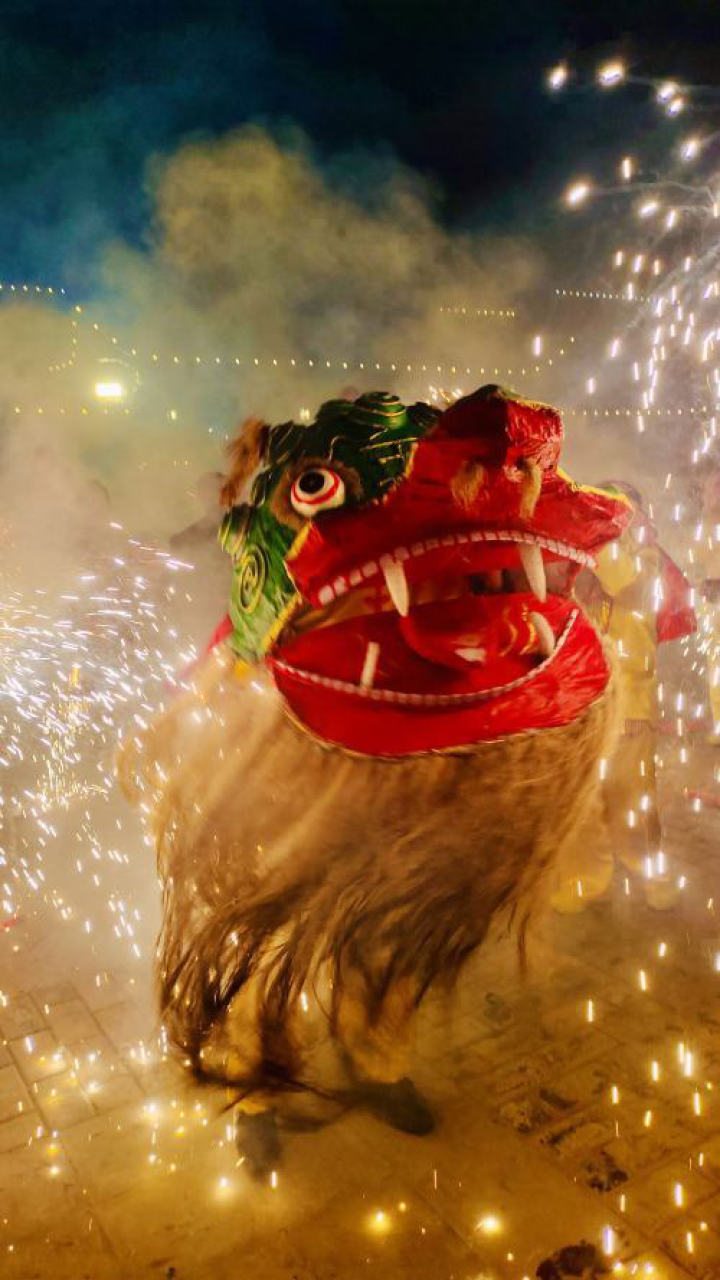 腾挪跳跃,威风八面,石泉烧火狮喜庆祥和年