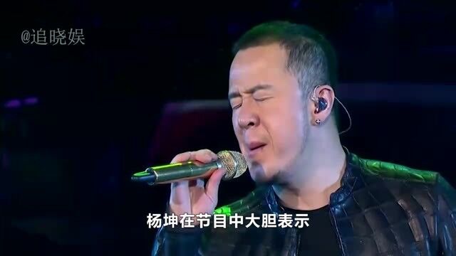 杨坤与李亚鹏等好友聚餐,带一高挑美女驾车离开,50岁依然未婚