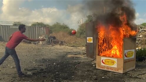 泰国发明新型灭火球，遇到大火直接扔进去，三秒火焰全熄灭