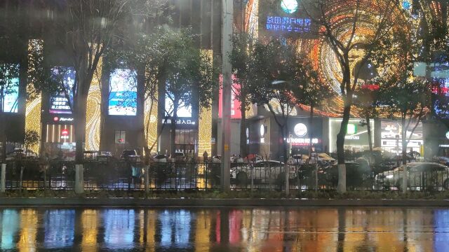 夜色中路过朝阳门益田假日