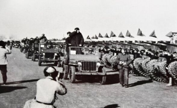 1949年西苑机场阅兵原声影像,毛主席乘坐吉普车检阅人民军队!