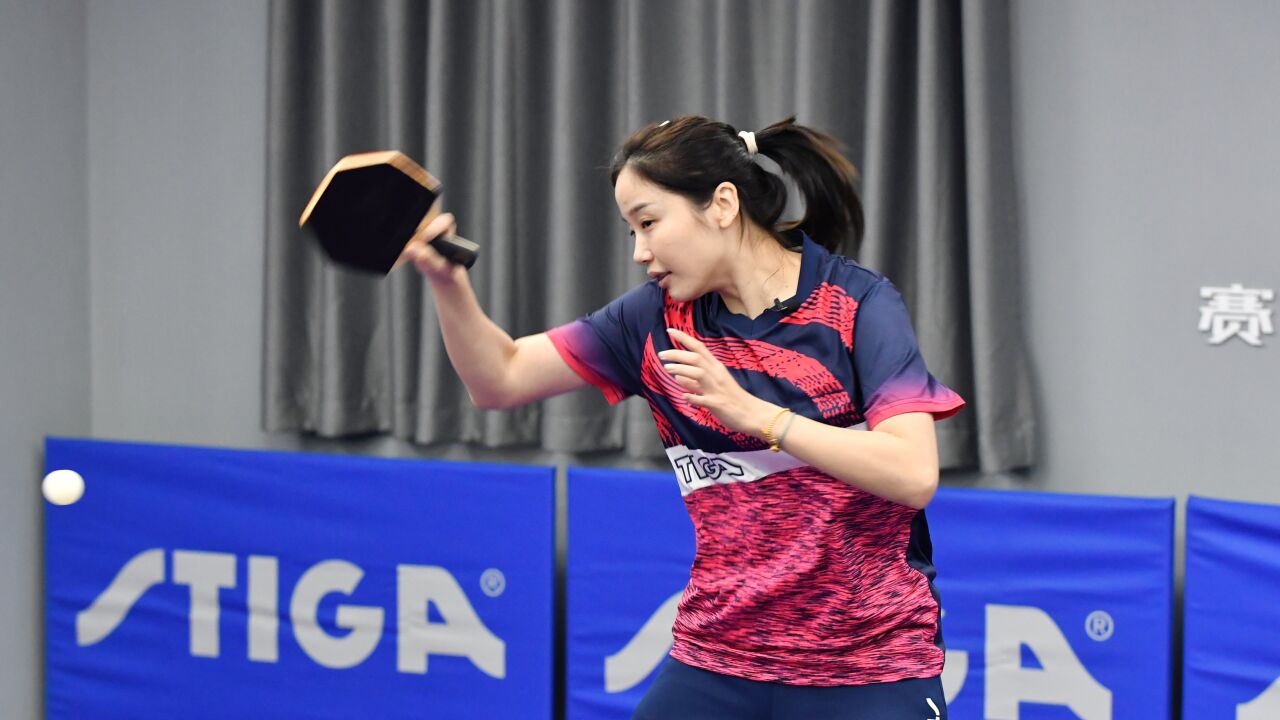 直板美女张蔷教正手拉加转下旋球:拍型不要压得太低,击球点往下