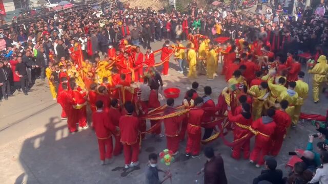 古时舞龙是一年中的大型节日里面节目之一相传,古代人们把龙、凤、麒麟、龟称为四灵,是吉祥的化身,美好愿望的寄托.