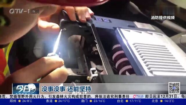 银行员工手卡捆钞机,无法取出,消防紧急救援