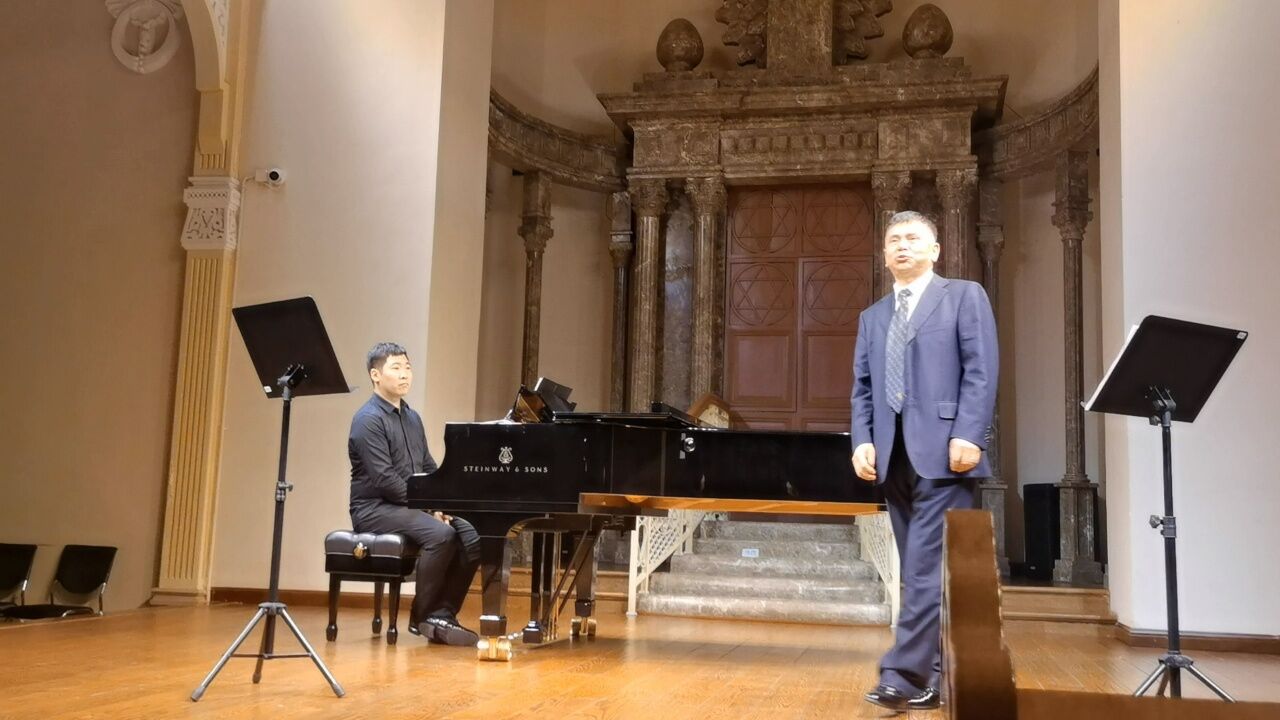 杨石在通江街老会堂音乐厅演唱《乌苏里船歌》