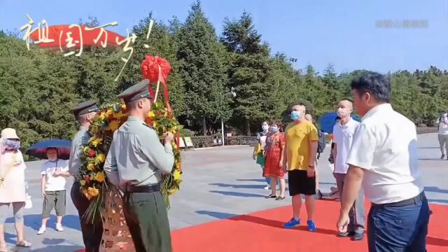 湖南韶山毛主席铜像广场湖北青年企业家向毛主席敬献花篮庄严鞠躬