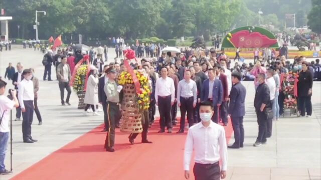 红色旅游胜地湖南韶山水利局领导干部拜谒毛主席敬献花篮