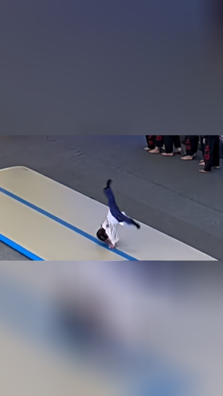3岁跆拳道宝宝展示超萌空翻,网友:直径最小侧手翻