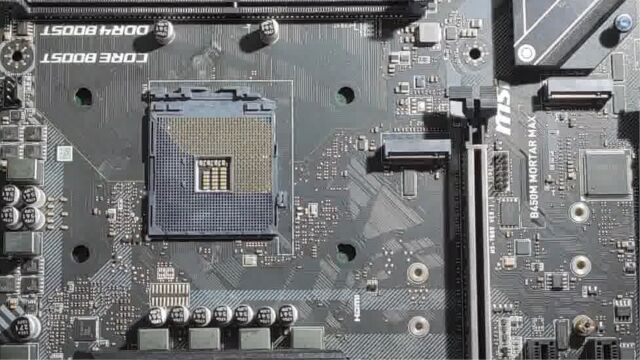 拆cpu没经验,cpu座被硬拔撕裂成两半,大力出奇迹意想不到的效果