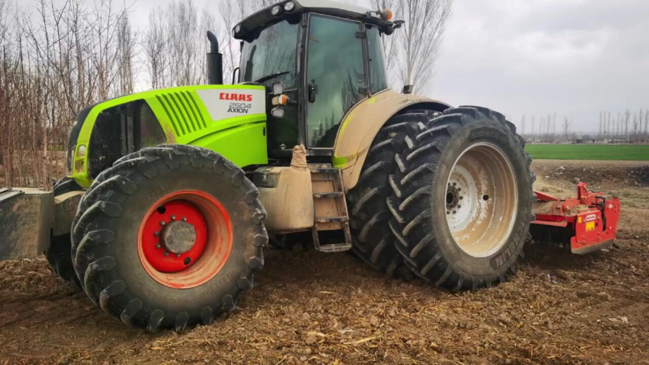 克拉斯2504拖拉机带马斯奇奥4.5米重型驱动耙阜康作业!