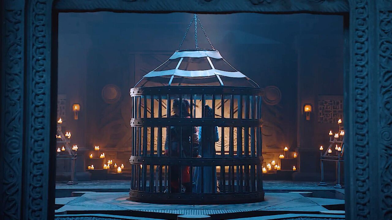 密室寻宝,却意外触碰机关被困铁笼!