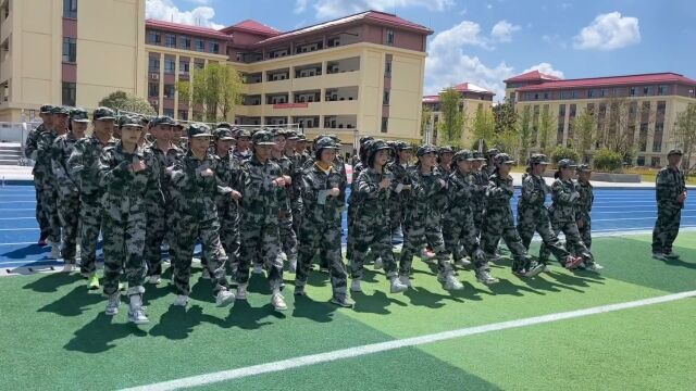 高中生军训,40度的高温是考验,也是一次锻炼和提升,祖国需要你们,加油!#军训 #记录校园生活