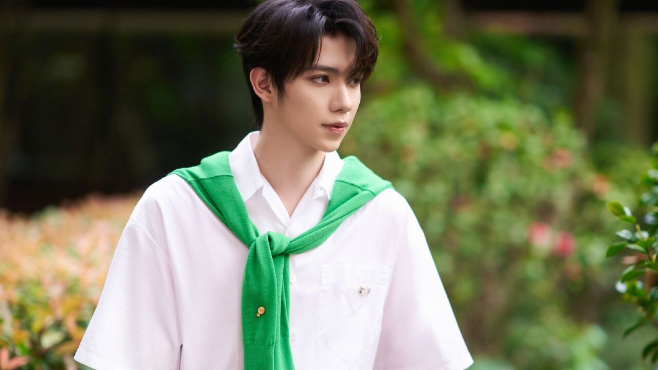 罗一舟浅色西装清新帅气 与赵露思合作新剧将开播