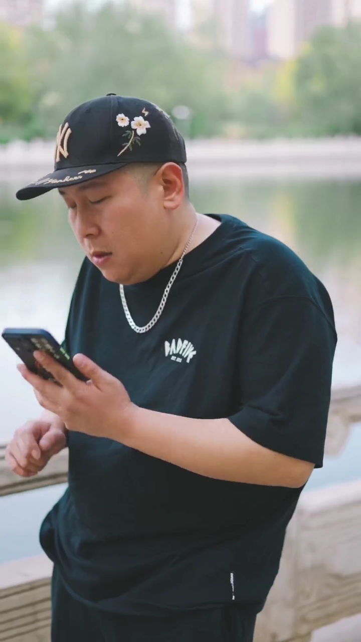 晚春绵雨,为你撑伞的他还在你的身边吗?#胡胖 #我也有撑不住的时候