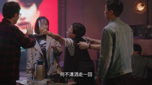在感情和工作的双重压力面前，吴敬芳在酒吧用唱歌的方式排解内心痛苦