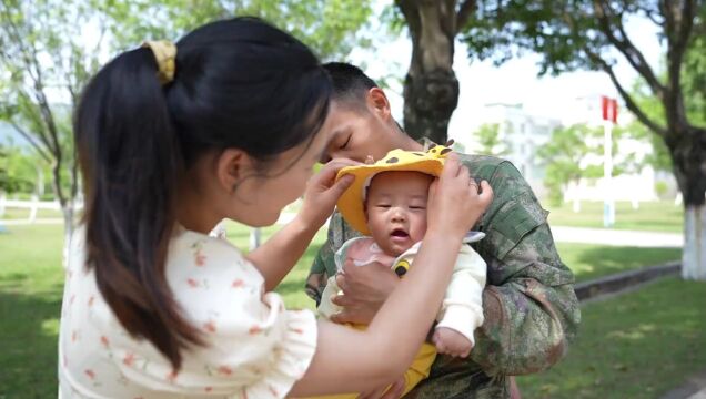 新兵李洪,你的家属小孩来队啦!