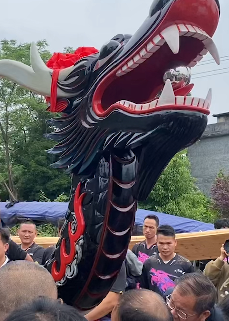 备战端午龙舟赛湖南道县村民开始请龙头