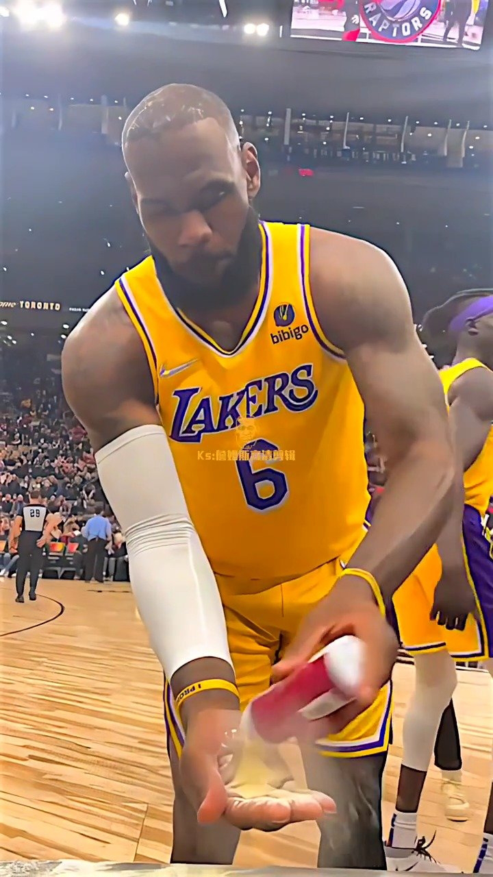 超清近距离看詹姆斯抛镁粉,连肌肉都是抖动的