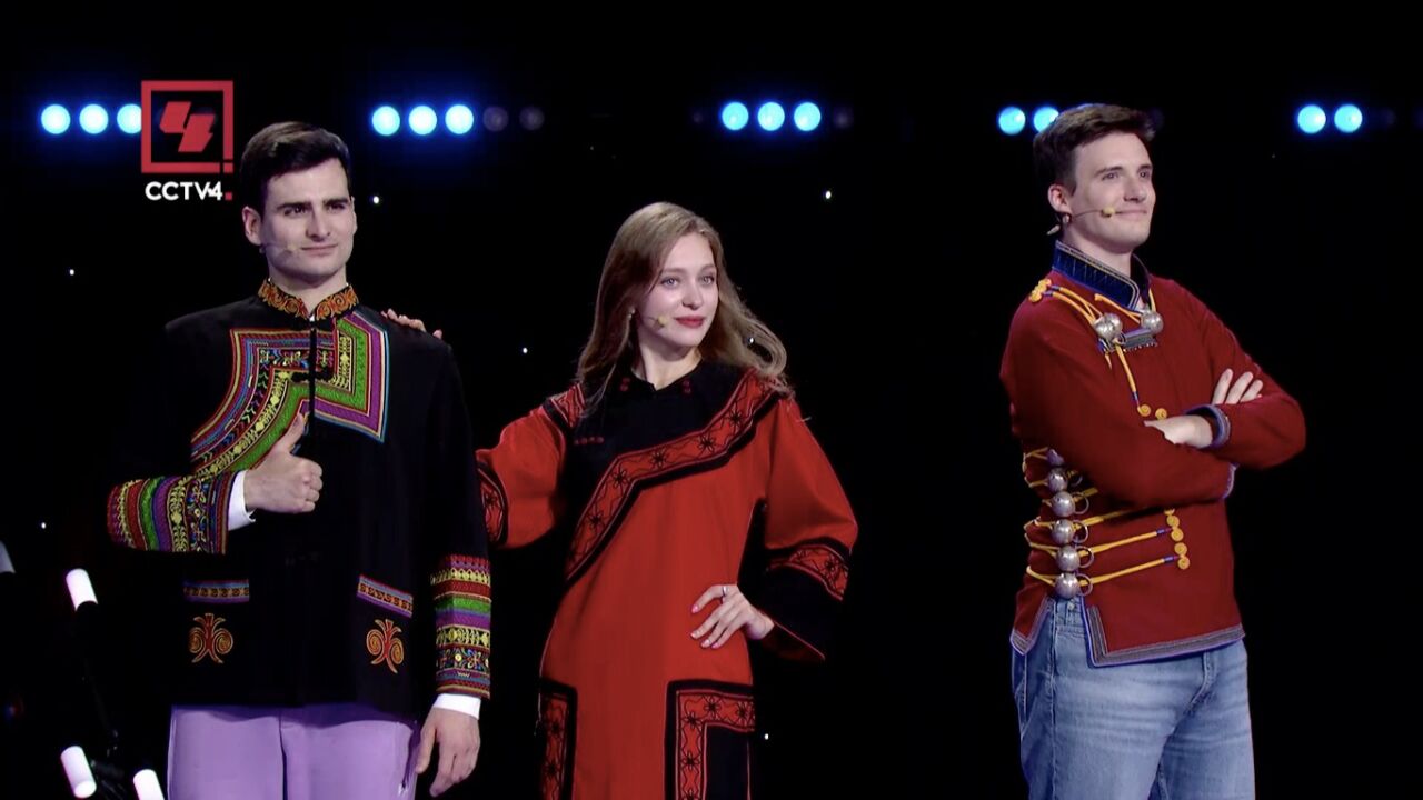 环球综艺秀|外国朋友身着彝族服饰带来国际t台秀