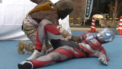 奥特曼舞台剧:捷德被宇宙人踩在脚下,赛罗帮他报仇,结果也栽了