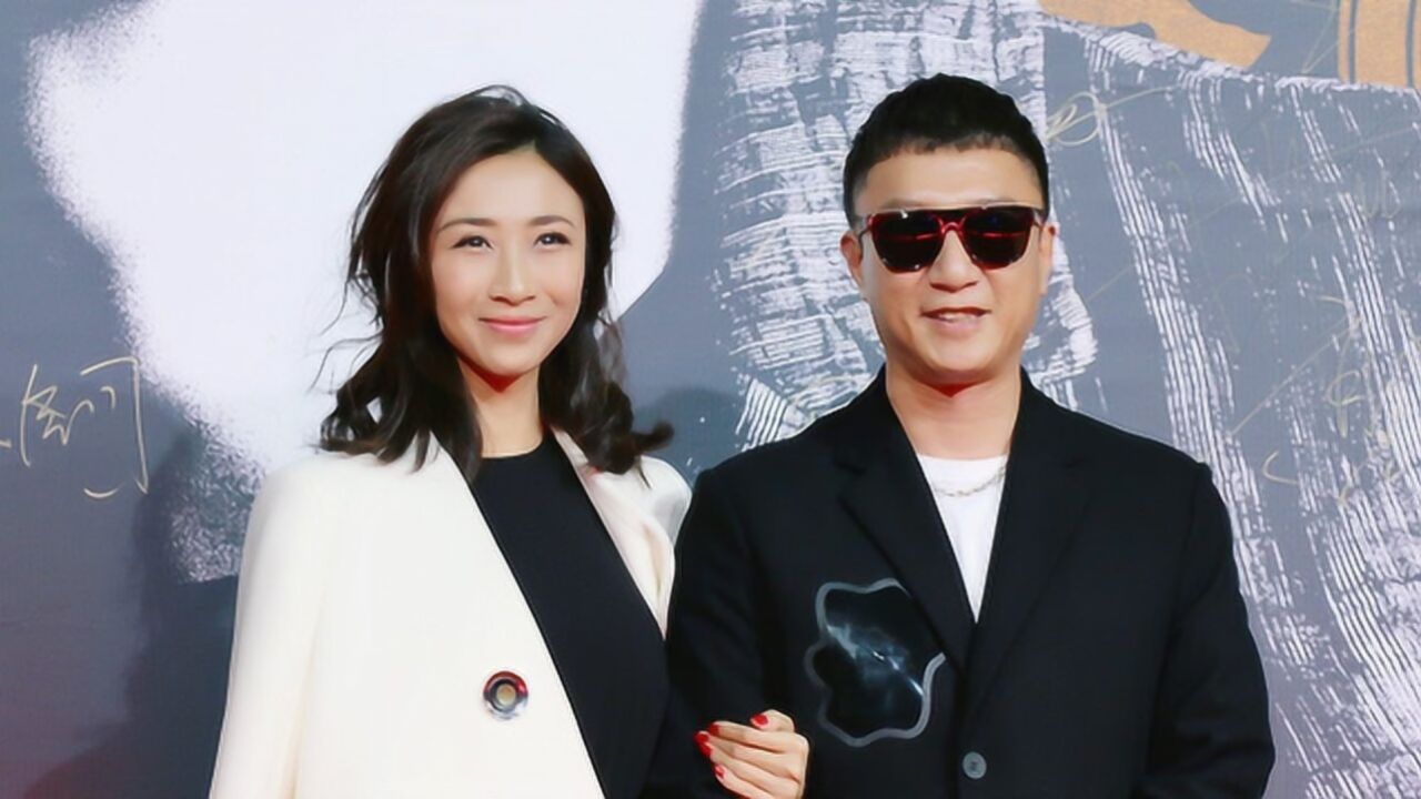 孙红雷夫妇外出购物,心疼老婆主动提包,私下装扮粉嫩拿捏时尚