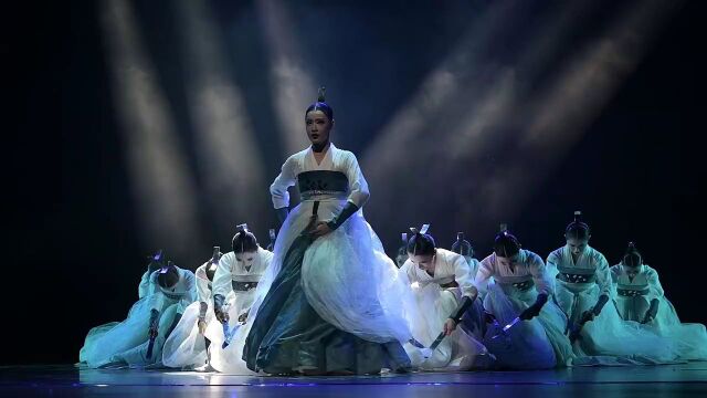 朝鲜族女子双刀群舞展现女性柔美与坚毅