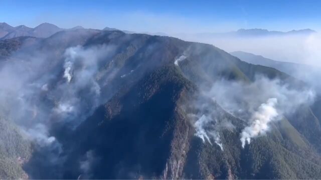 四川木里县发生森林火灾 当地投入近千人扑救