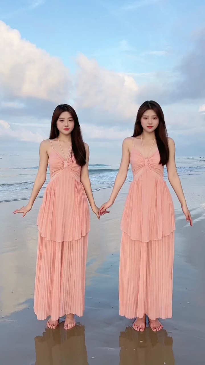 这是你一直在找的双倍快乐吗?#双胞胎#海滩美女