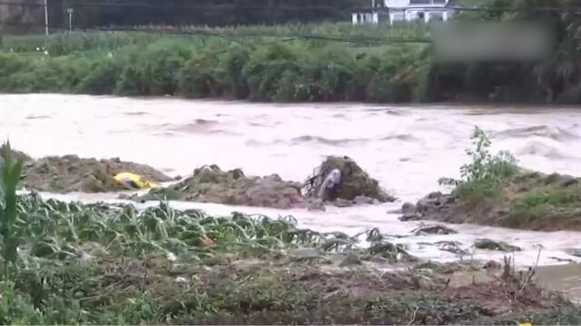 安徽休宁:暴雨导致严重内涝,各部门合力抢险