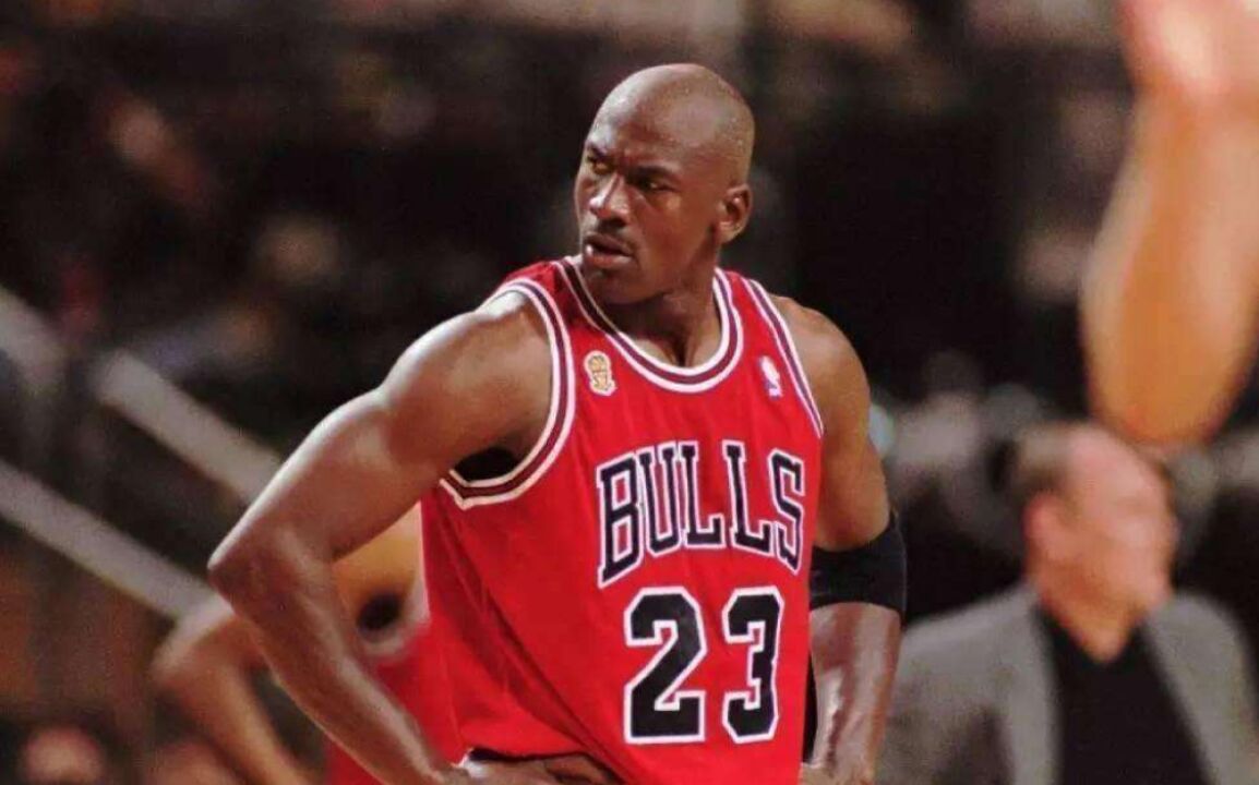 乔丹成为篮球巨星,但公牛队成绩暗淡,令他饱受非议