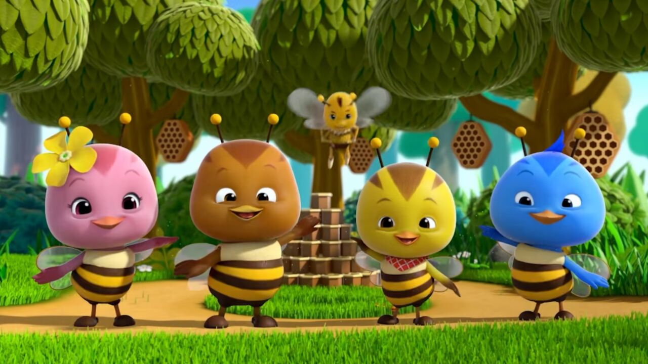萌鸡小队跟随小蜜蜂酿花蜜,手忙脚乱弄得一团糟,在蜂王的鼓励后做的有