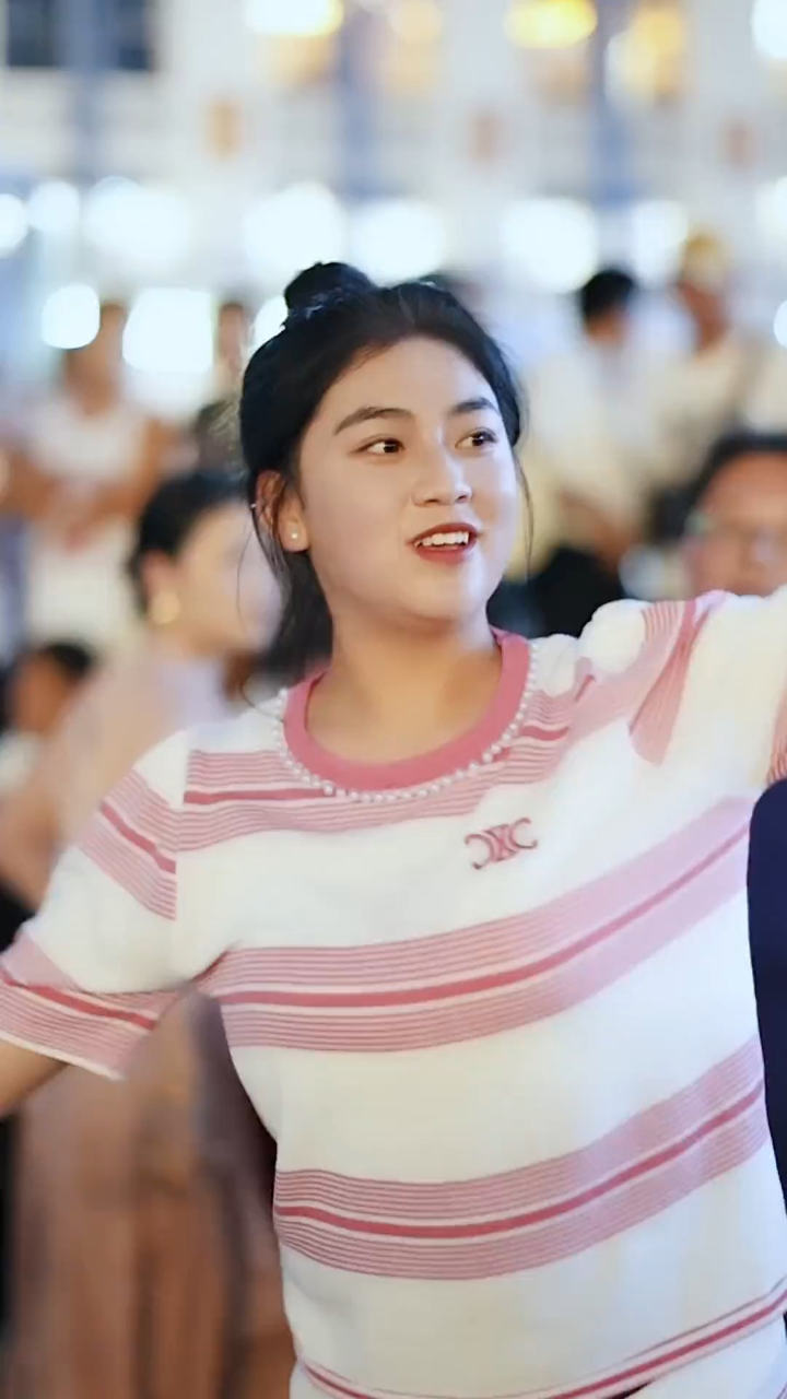 藏族虎牙妹眼睛里有可爱的光