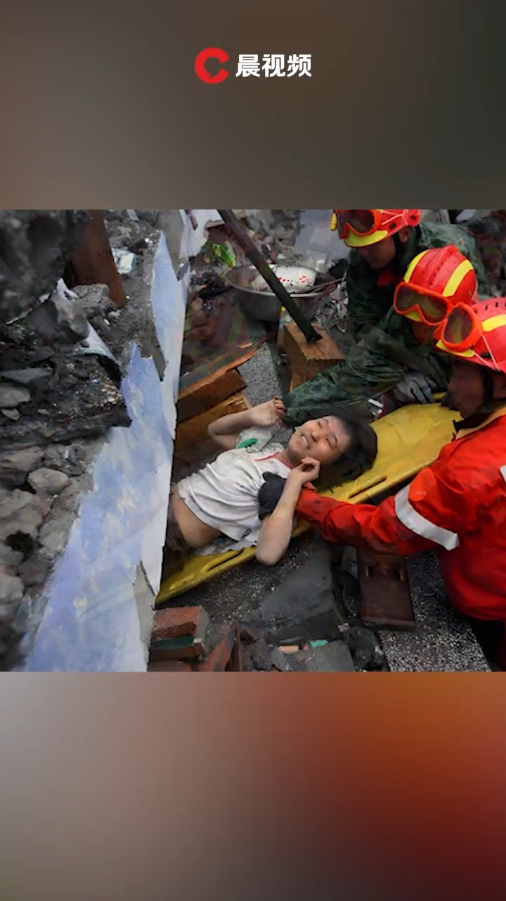 汶川地震中的感人照片图片