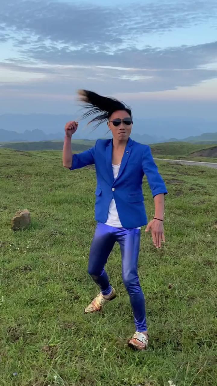 云南第一甩头哥在贵州毕节赫章二台坡阿西里西大草原一甩舞台无处不在