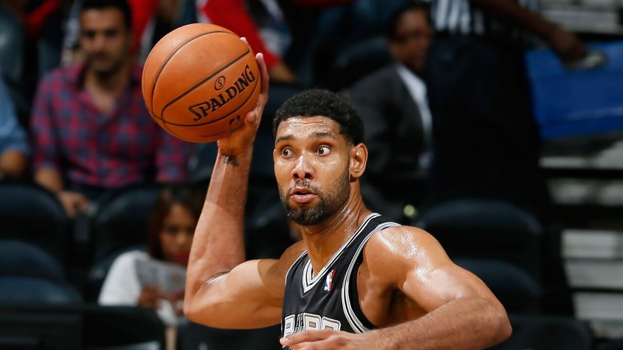 47岁邓肯裸上身冲浪秀肌肉!满头脏辫胡子发白,退役生活太惬意