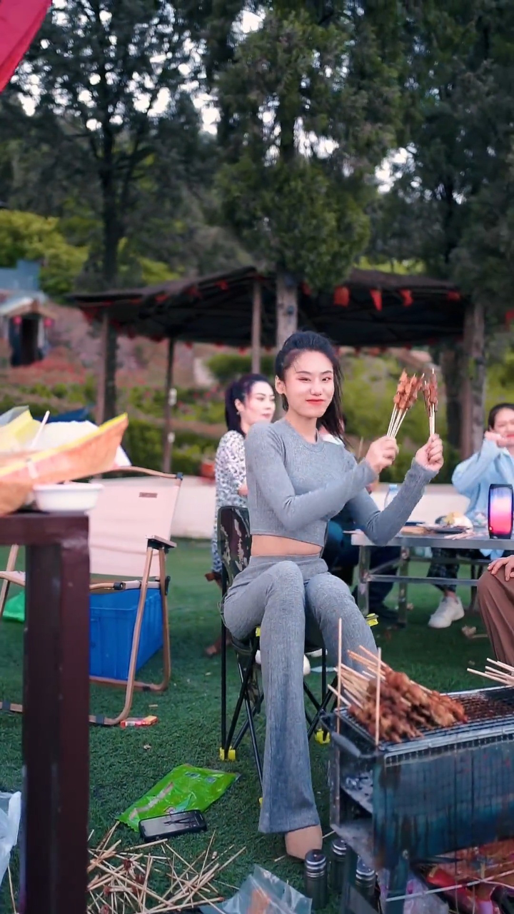 夏天到了,大家快出来跟我的美女姐妹们一起野炊吃吃烧烤跳跳舞吧#夏日