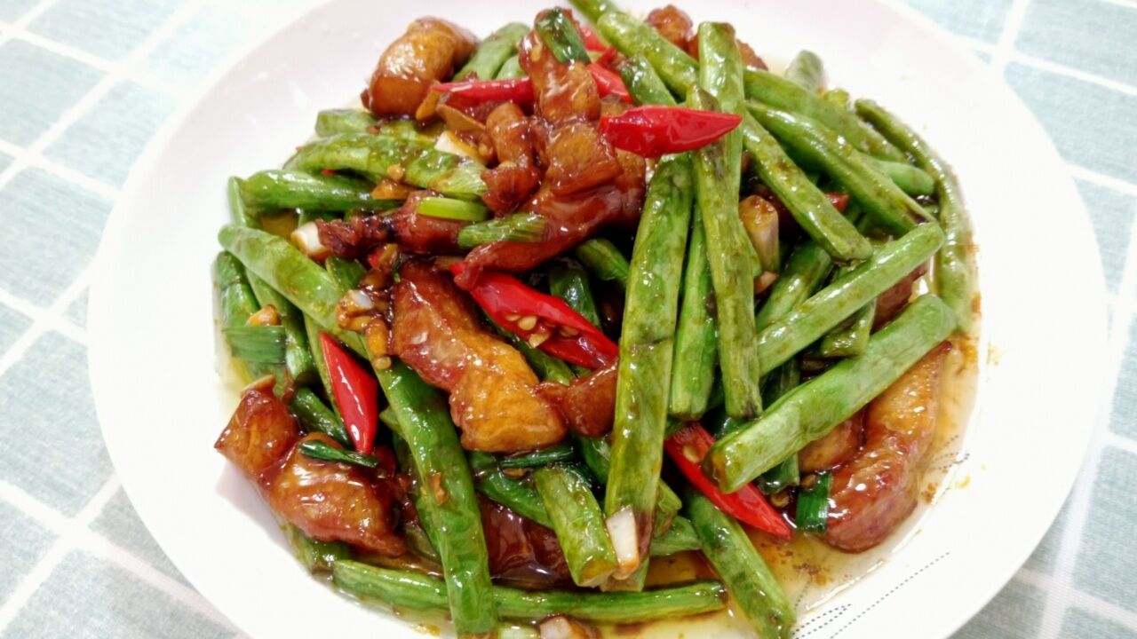 大厨教你五花肉烧豆角,荤素搭配,肥而不腻,老人孩子都喜欢