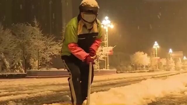 山东龙口:降雪降温,人机配合清雪保畅