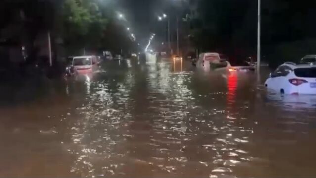 广东东莞:强风大雨道路被淹,消防紧急救援被困人员