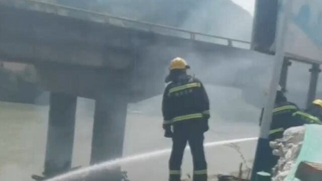 陕西安康:货车刹车失灵,从桥上冲下起火,消防人员立刻赶往现场