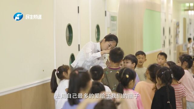 阳光老师和他的“小向日葵们”