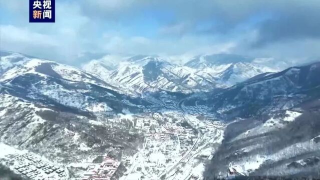 忻州:红墙灰瓦映白雪 雪后五台山美如画