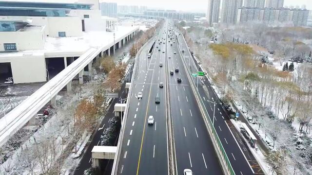 大雪来袭,济南城管连夜奋战扫雪除冰保障道路畅通