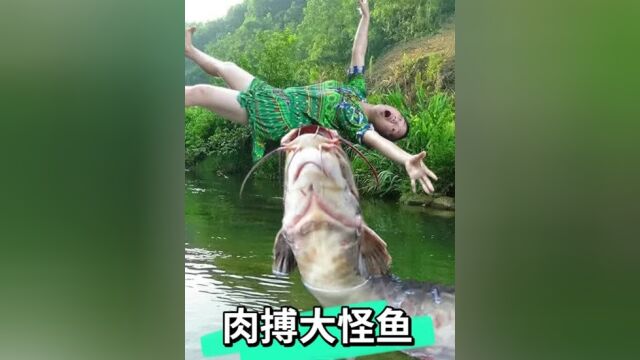 水中怪物女子水中游泳遇怪物,她该怎么办呢?