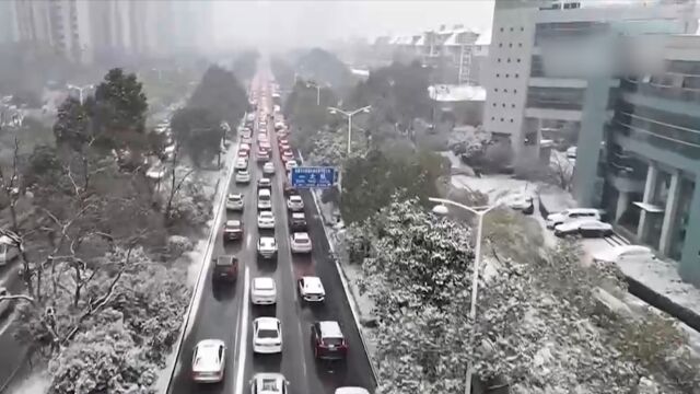 安徽:合肥市区降雪,气温持续走低