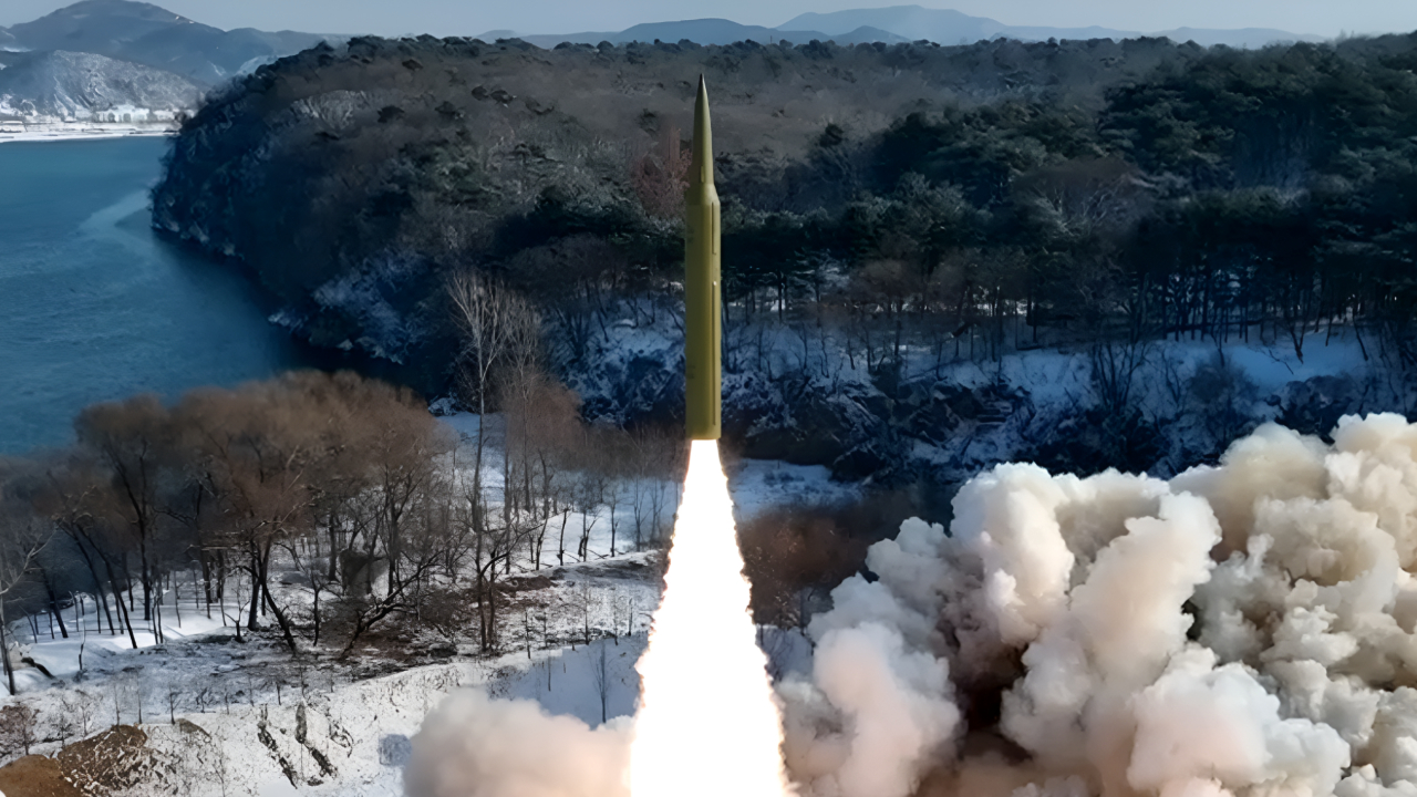 朝中社:朝鲜成功试射一枚中远程固体燃料弹道导弹