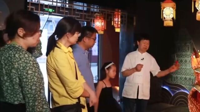 这座硖石灯彩馆内,展陈的硖石灯彩作品造型各异,五彩斑斓!